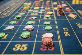 Giao diện sảnh live casino ace39 với nhiều bàn baccarat và roulette trực tiếp